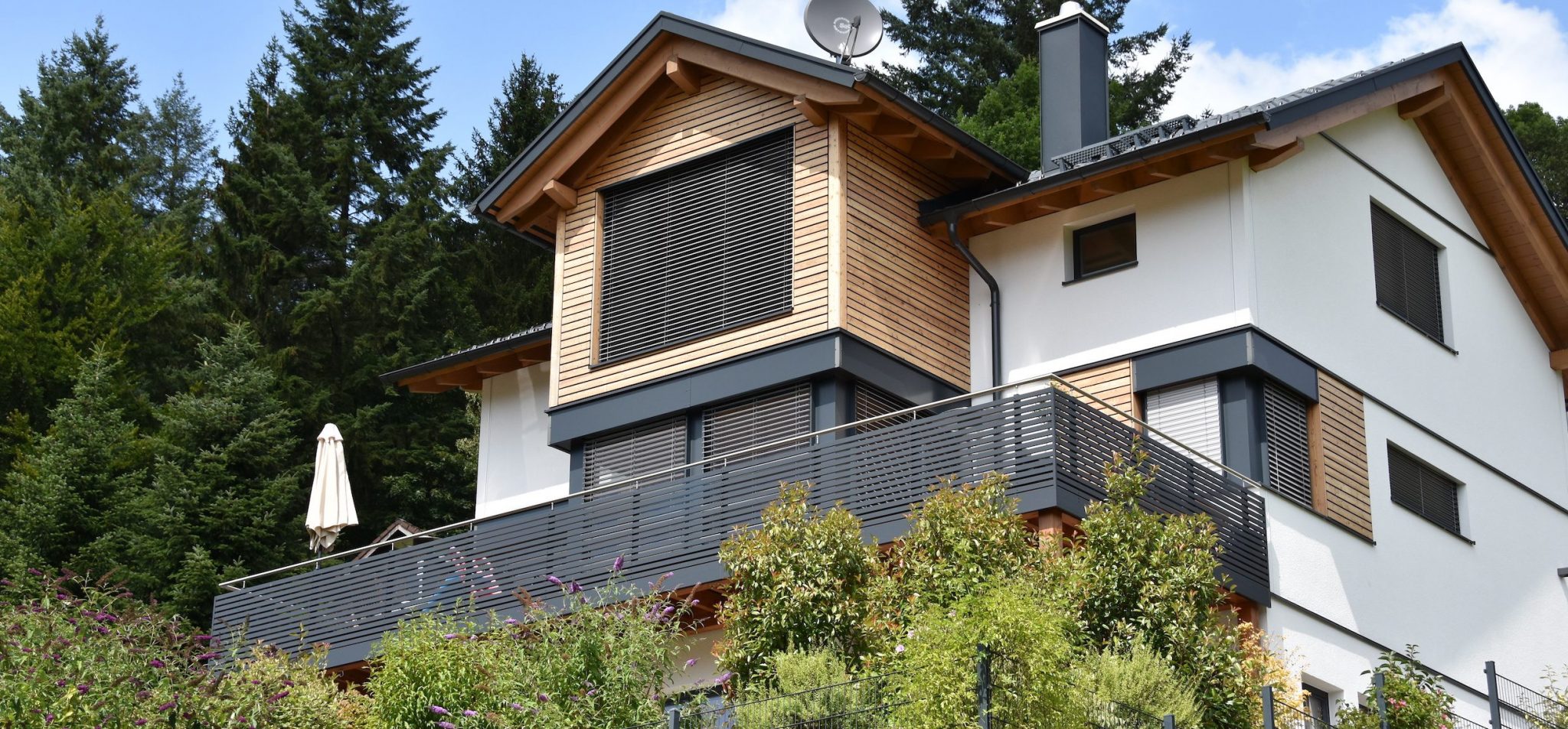 Balkongeländer aus Aluminium pulverbeschichtet, Edelstahl und Glas.