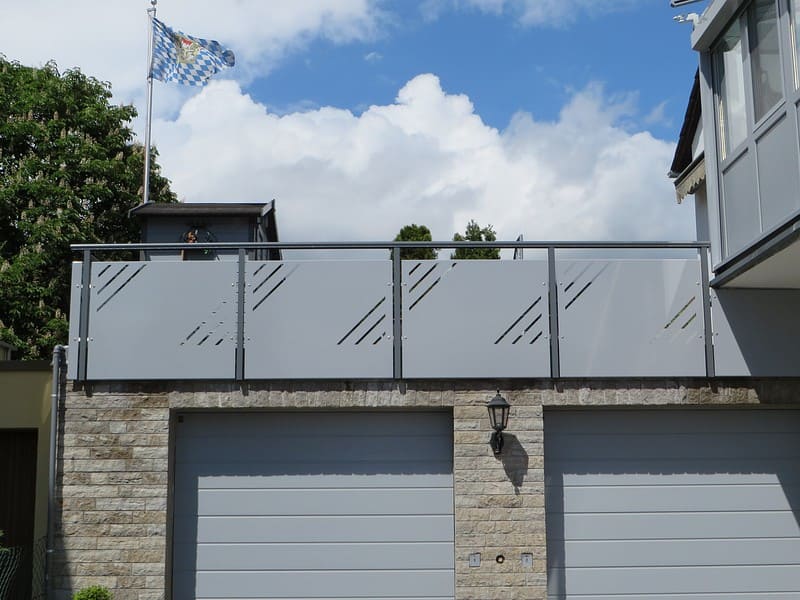 Balkongeländer aus Aluminium Bleche - modern und zeitlos.