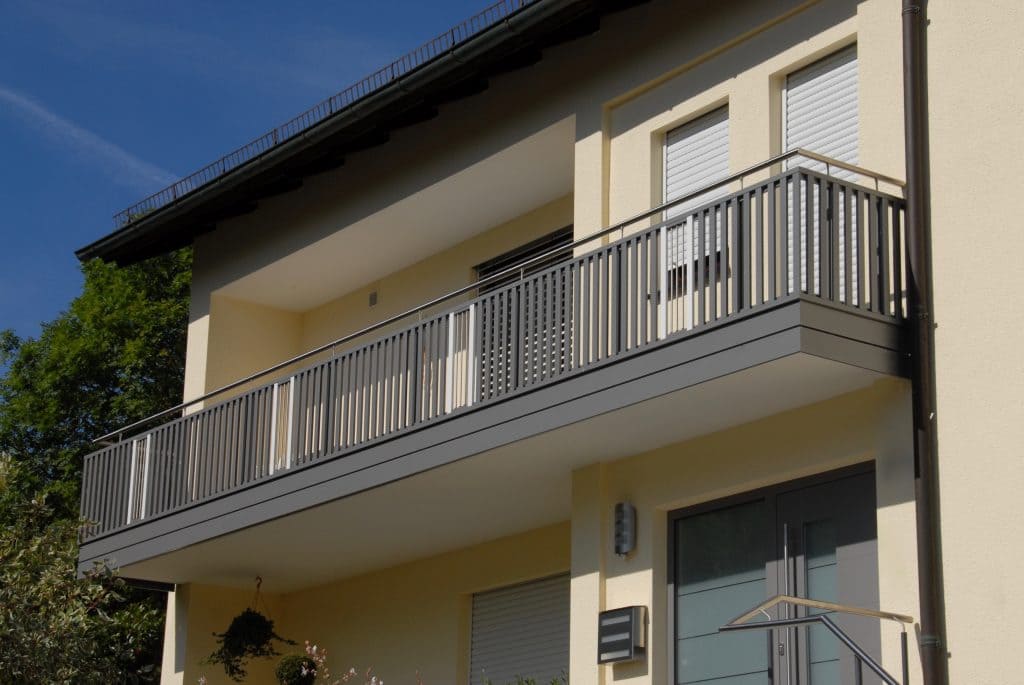 Balkongeländer Metall. Stabgeländer aus Aluminum und Edelstahl.