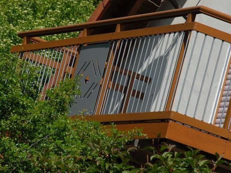 Balkongeländer Metall. Stabgeländer aus Aluminum und Edelstahl.