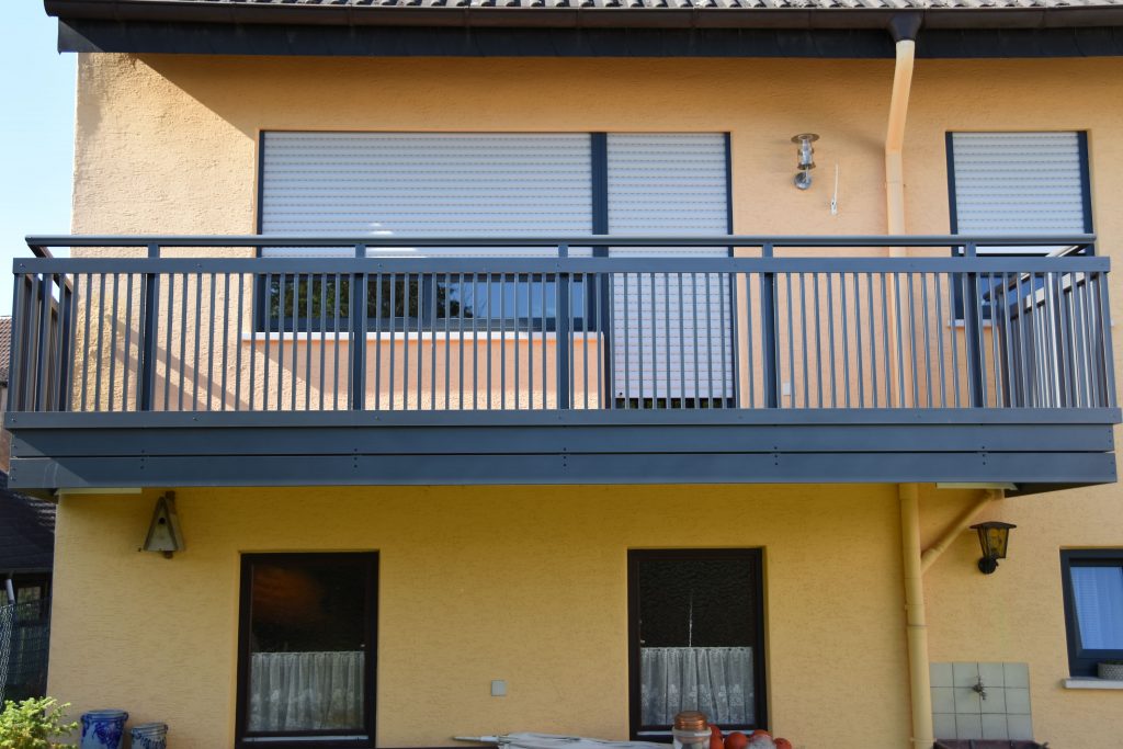 Balkongeländer Metall. Stabgeländer aus Aluminum und Edelstahl.