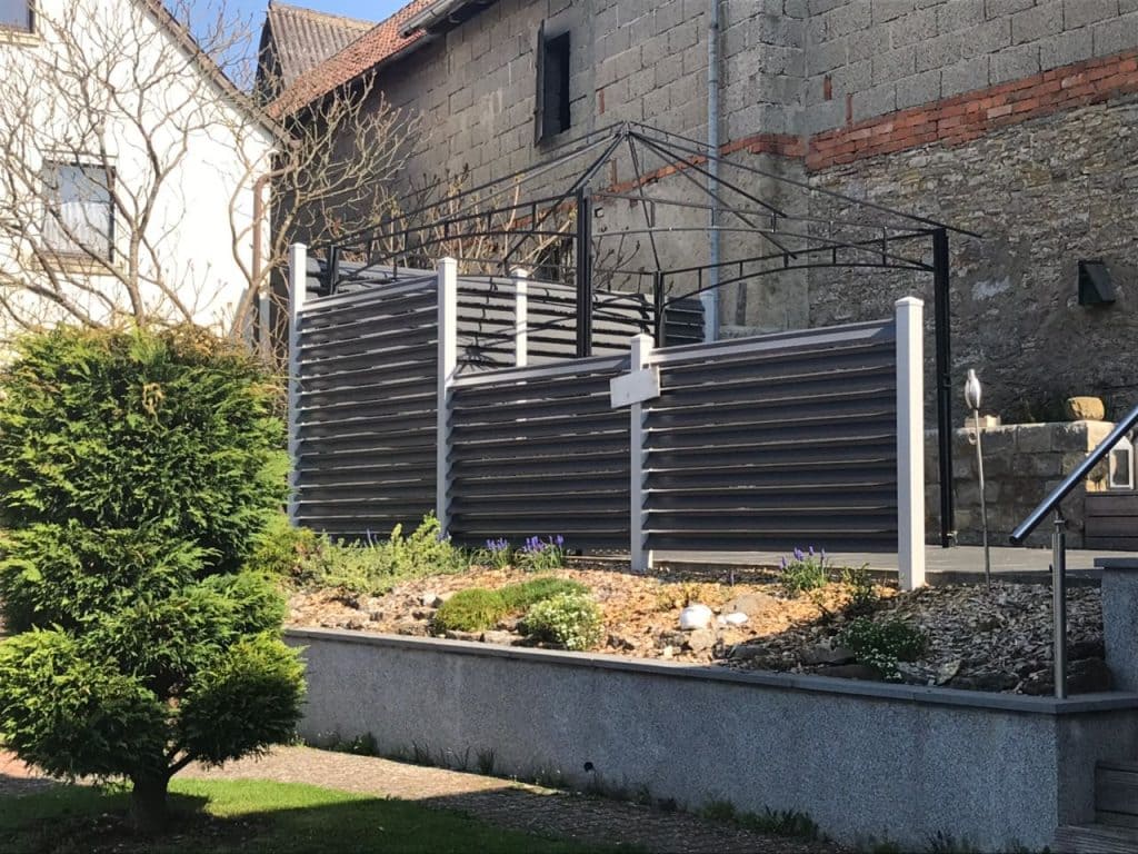 Moderner Sichtschutz aus Aluminium - Pulverbeschichtet & Holzoptik