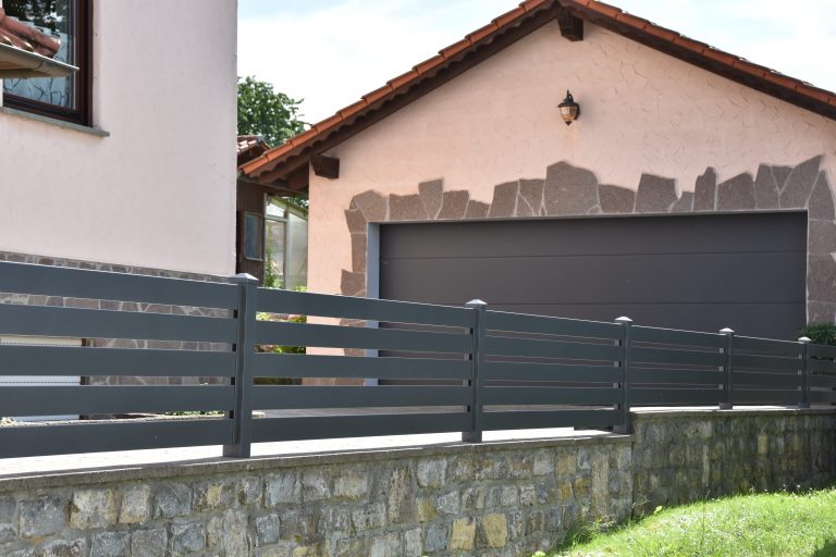 Gartenzaun aus Aluminium - In allen Farben und Holzoptik möglich.