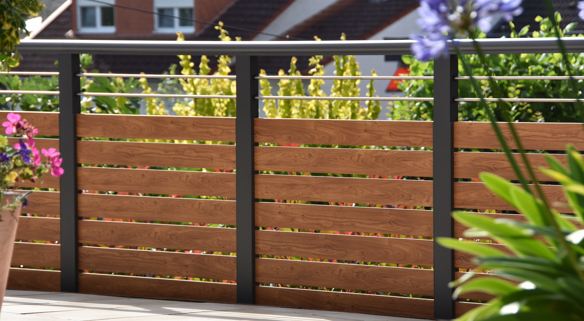 Balkongeländer Holzoptik Aluminium Innenansicht